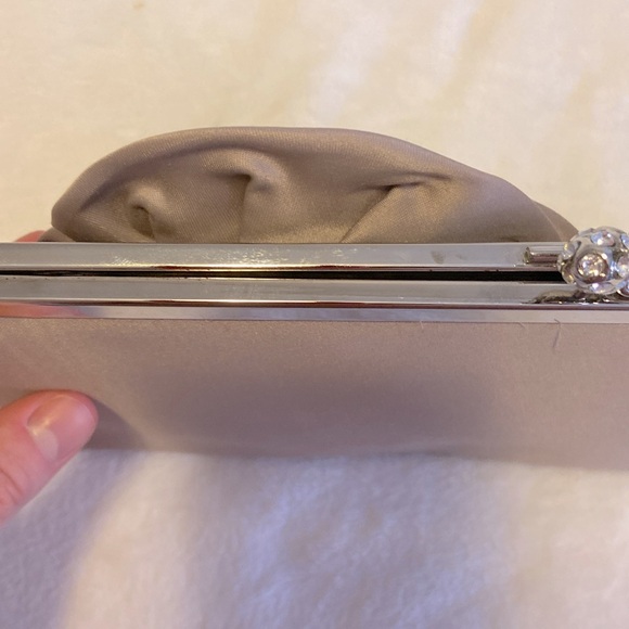 Lulu Townsend clutch with silver strap - Picture 4 of 8